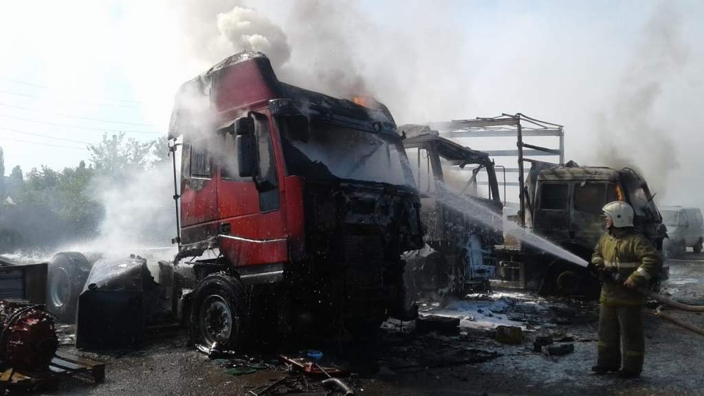 Загоревшийся грузовик потушили в Таганроге
