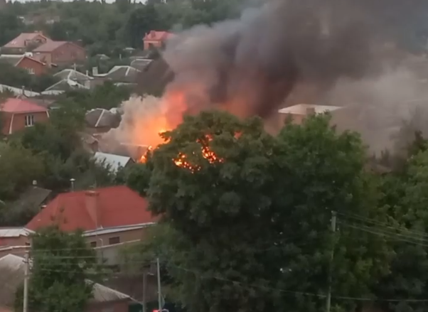 В Таганроге горел  частный дом на улице Панфилова