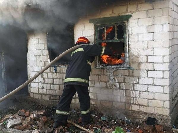 В Таганроге потушили пожар в хозпостройке