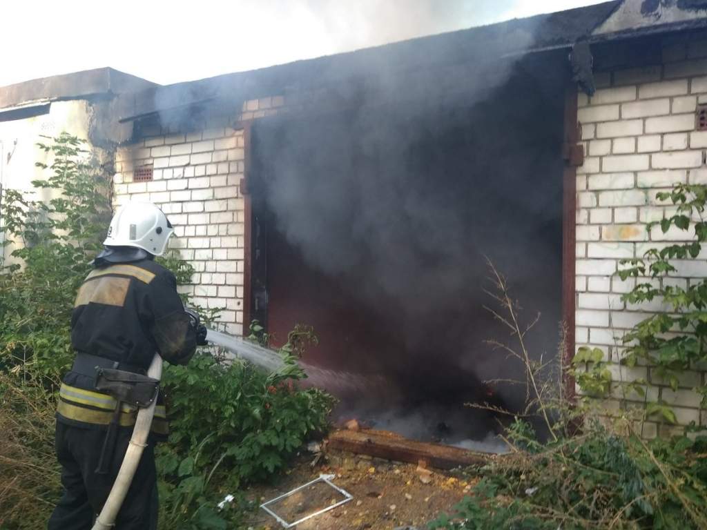 В Таганроге тушили пожар в гараже на Комарова