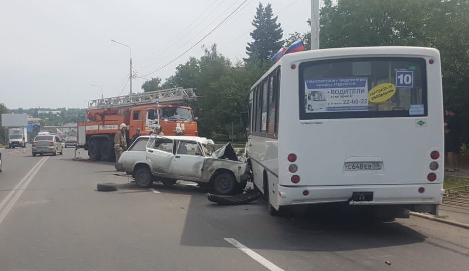 В Ростовской области автомобиль врезался в рейсовый автобус