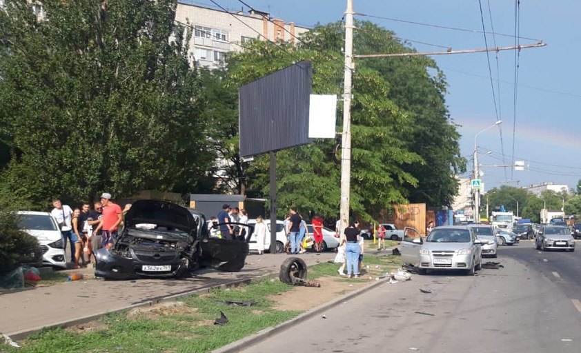 Четверо пострадавших: массовая авария произошла в Ростовской области
