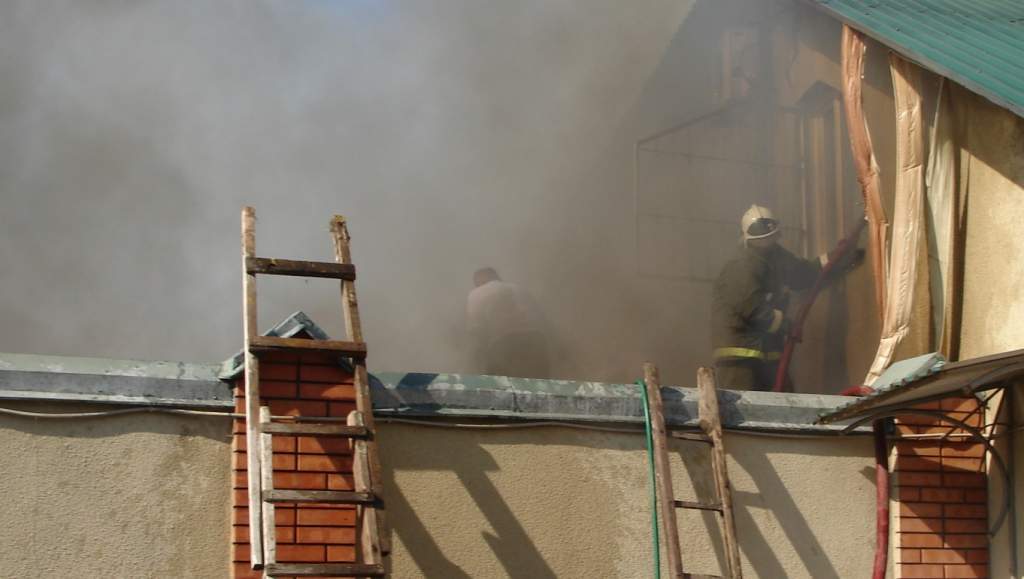 Замкнуло проводку: в Таганроге тушили пожар в частном доме