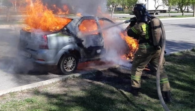 В Таганроге загорелся автомобиль в Гоголевском переулке