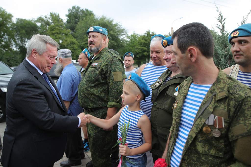Василий Голубев поздравил донских десантников с праздником