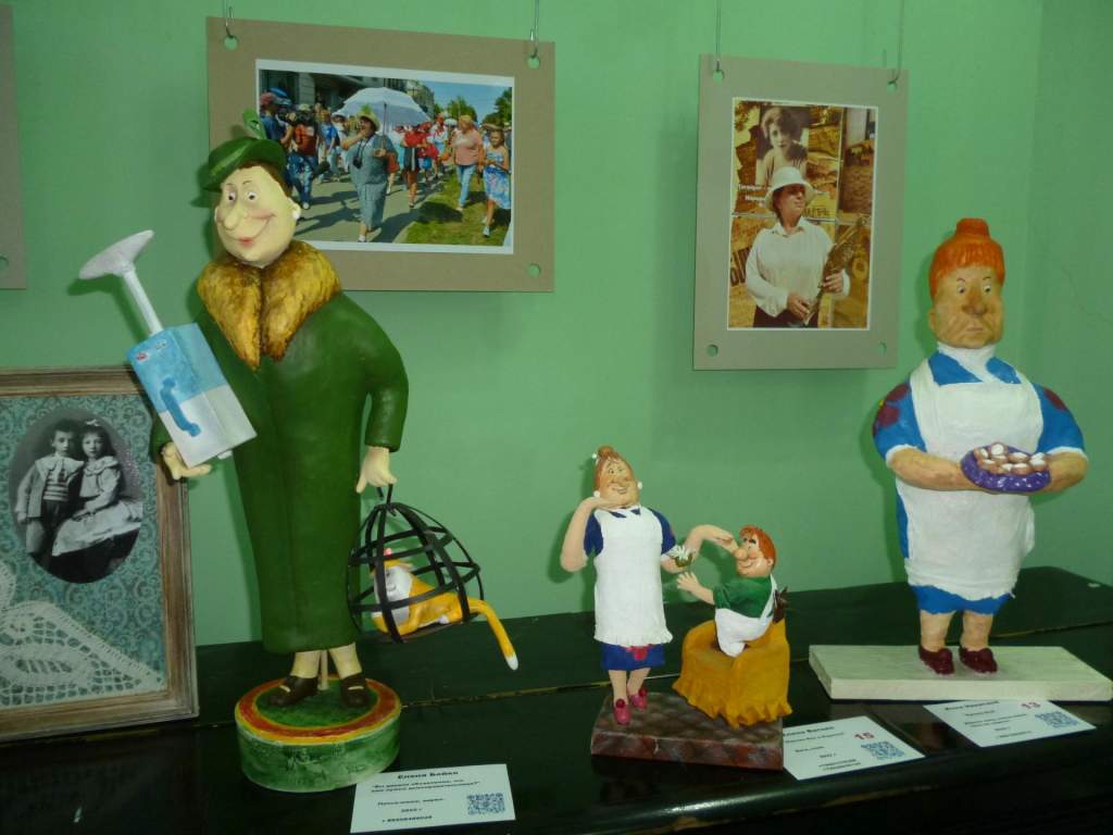 Выставка авторских интерьерных кукол открылась в библиотеке Таганрога