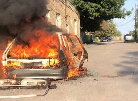 В Таганроге загорелся автомобиль: есть пострадавший