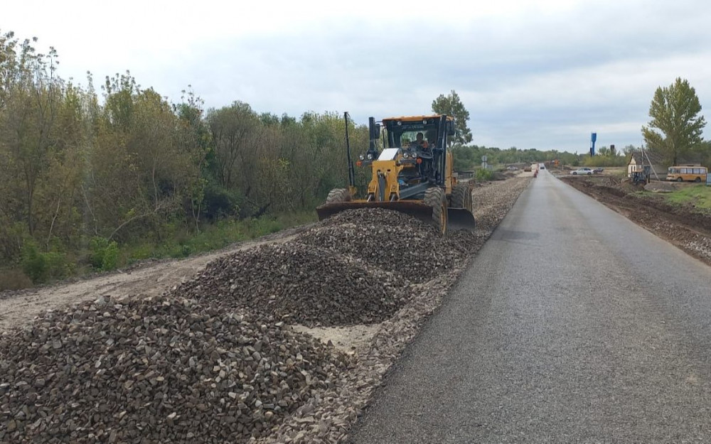 В Ростовской области ремонтируют региональную дорогу