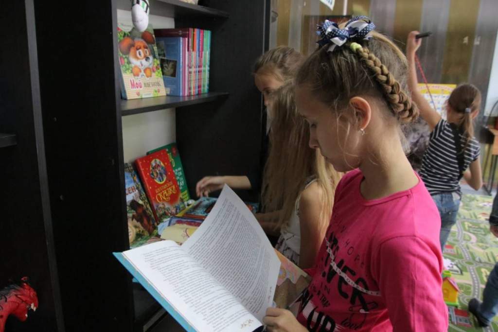 Волонтеры «Единой России» доставили книги детям из Донбасса