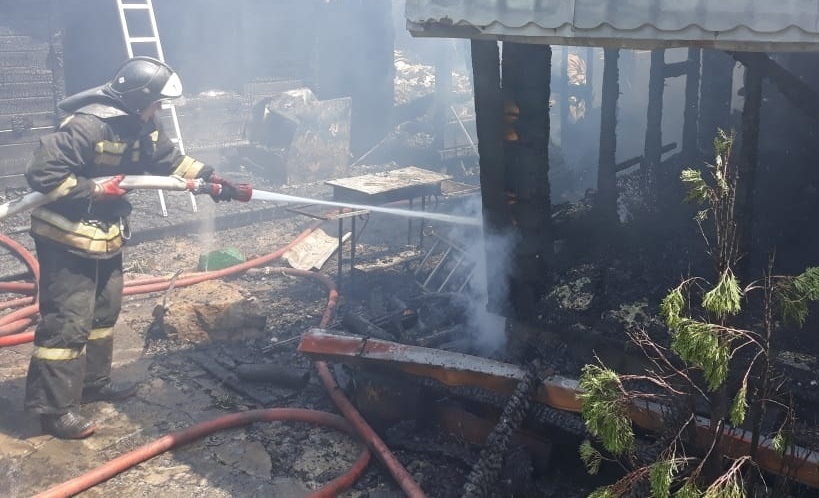 В Таганроге потушили пожар на улице Спортивной