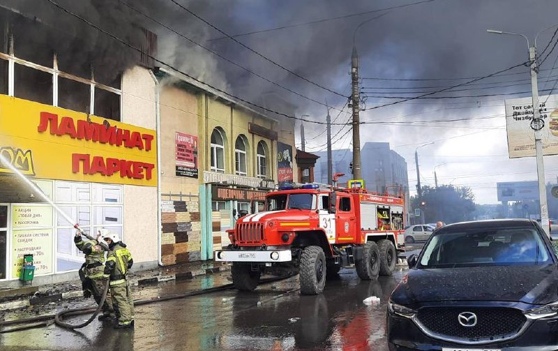 В Ростовской области тушат пожар в магазине стройматериалов