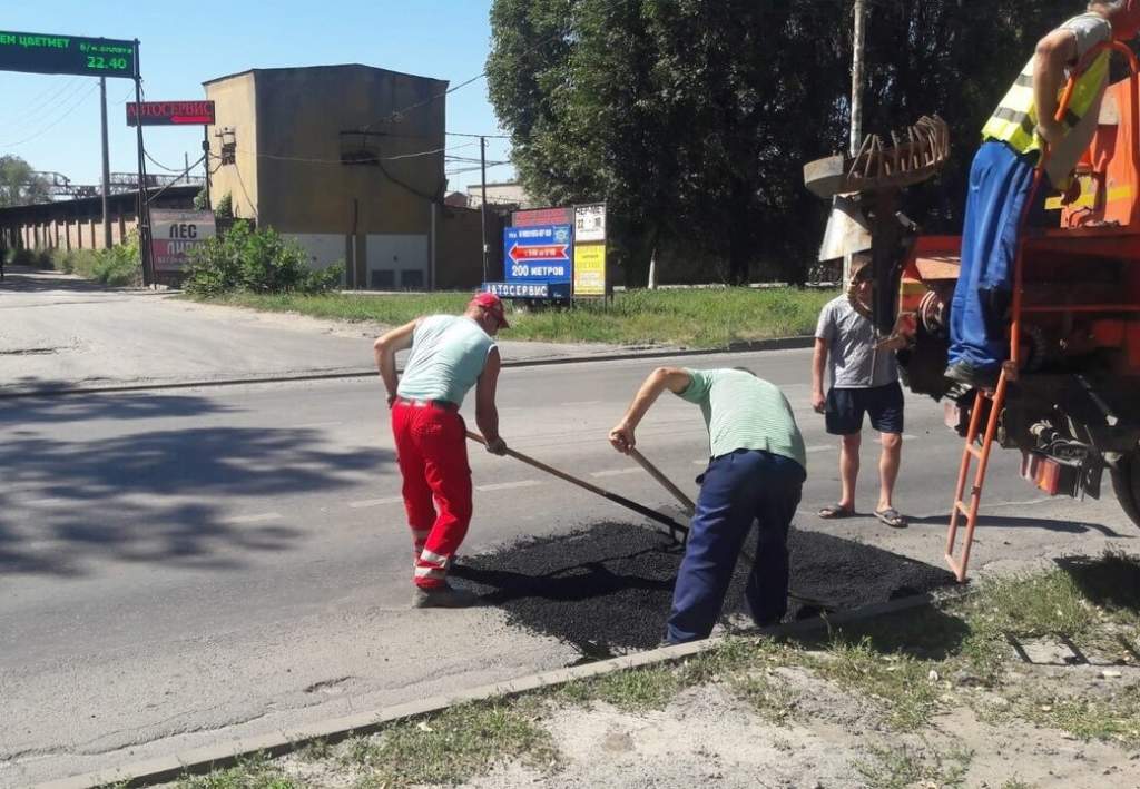 На дорогах Таганрога ликвидируют аварийные участки