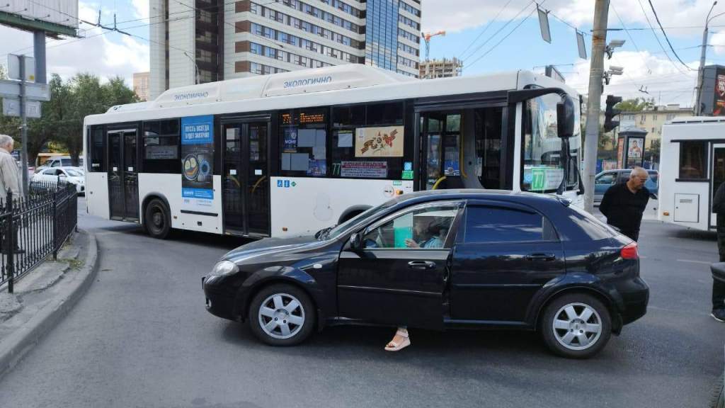 Автобус с пассажирами попал в ДТП в Ростовской области
