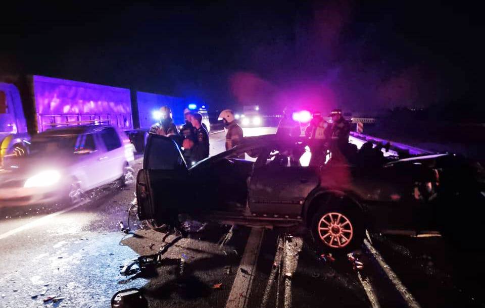 На трассе столкнулись «КАМАЗ» и «Audi»: погиб пассажир