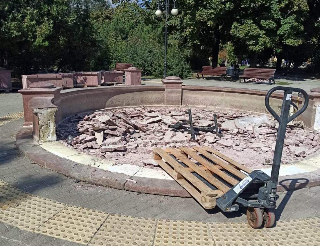 В Таганроге демонтируют фонтан на Октябрьской площади