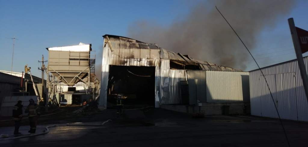 В Таганроге горел склад со стройматериалами: спасен человек