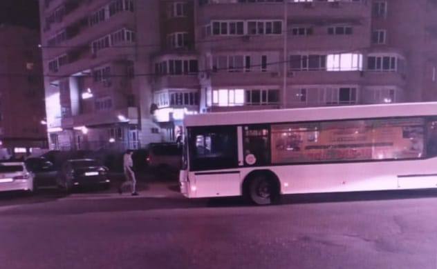 Пострадал ребенок: пассажирский автобус врезался в легковушку