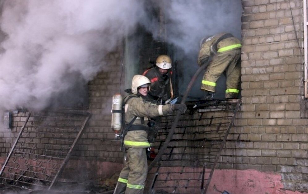 В Таганроге на пожаре на Заводской пострадал мужчина