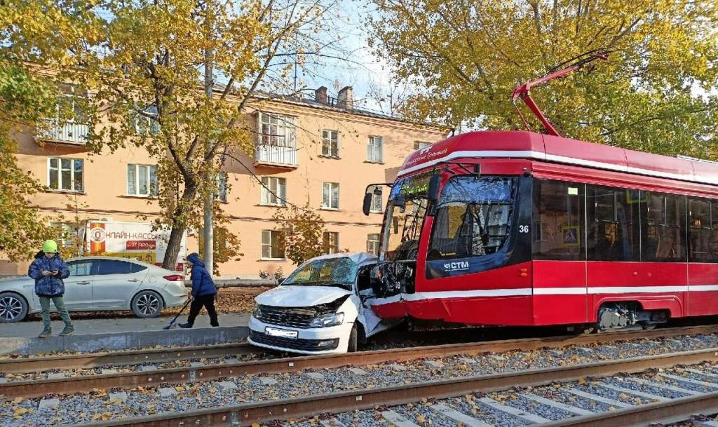 Врезался в трамвай: в Таганроге пострадал водитель иномарки