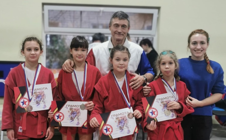 Таганрогские самбисты завоевали медали на областном турнире