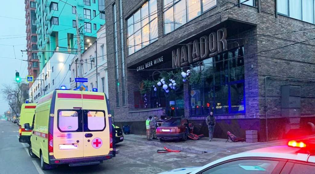В Ростове автомобиль столкнулся с автобусом и врезался в кафе