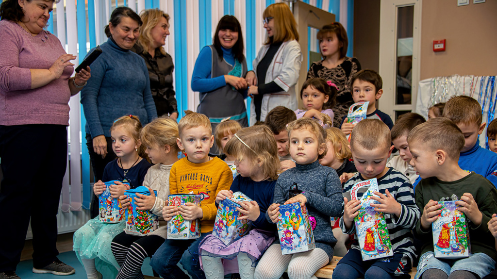 Подарки и представление: таганрожцы поздравили детей в Мариуполе