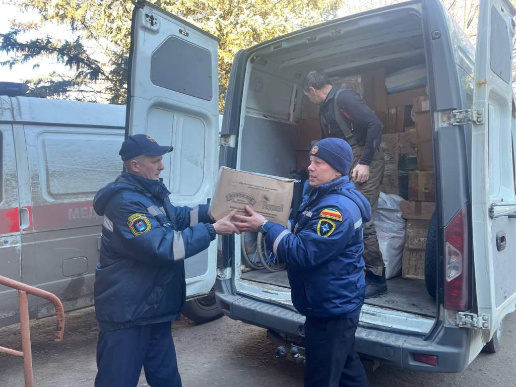 Областные спасатели доставили гуманитарную помощь в Луганск