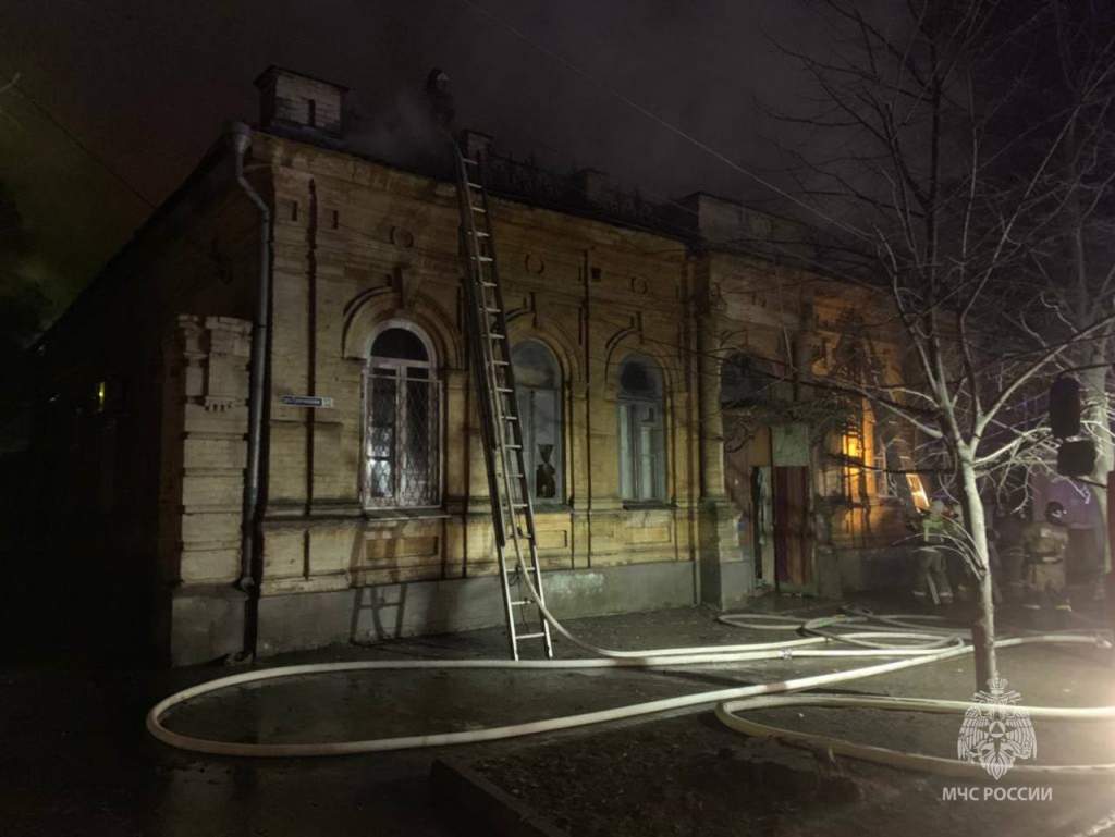 ЧП: в Таганроге загорелся старинный особняк в центре города