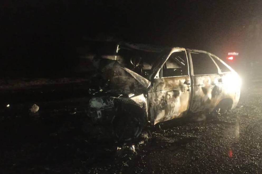 Два автомобиля сгорели на трассе в Ростовской области