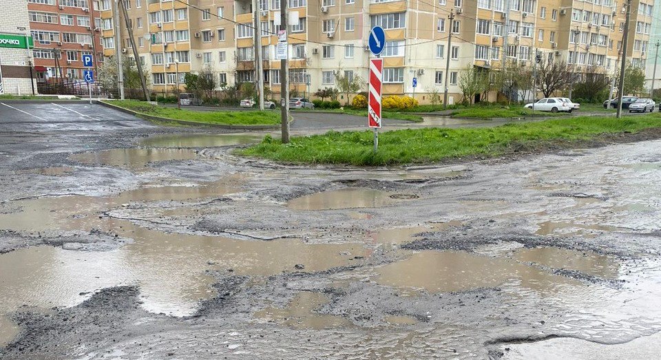 «Кратеры» и «озера»: горожане обсуждают состояние дороги на Галицкого
