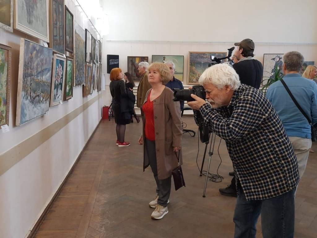 Весенняя выставка художников Таганрога открылась в библиотеке