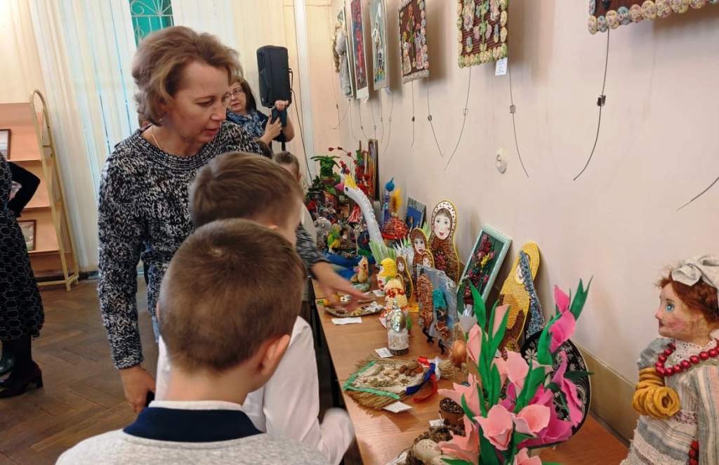 Выставка детского творчества открывается в библиотеке Таганрога