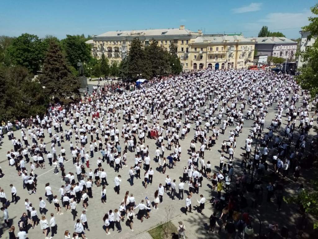Две тысячи человек: на Октябрьской площади танцуют «Вальс Победы»
