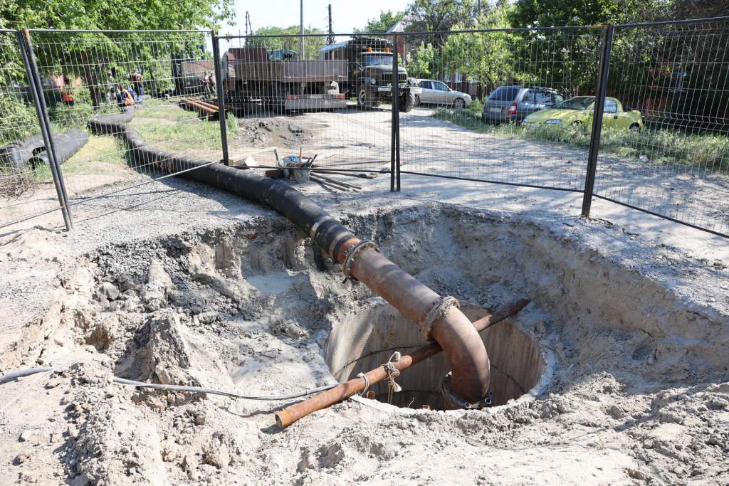 Работы на коллекторе: в Таганроге восстанавливают водоснабжение