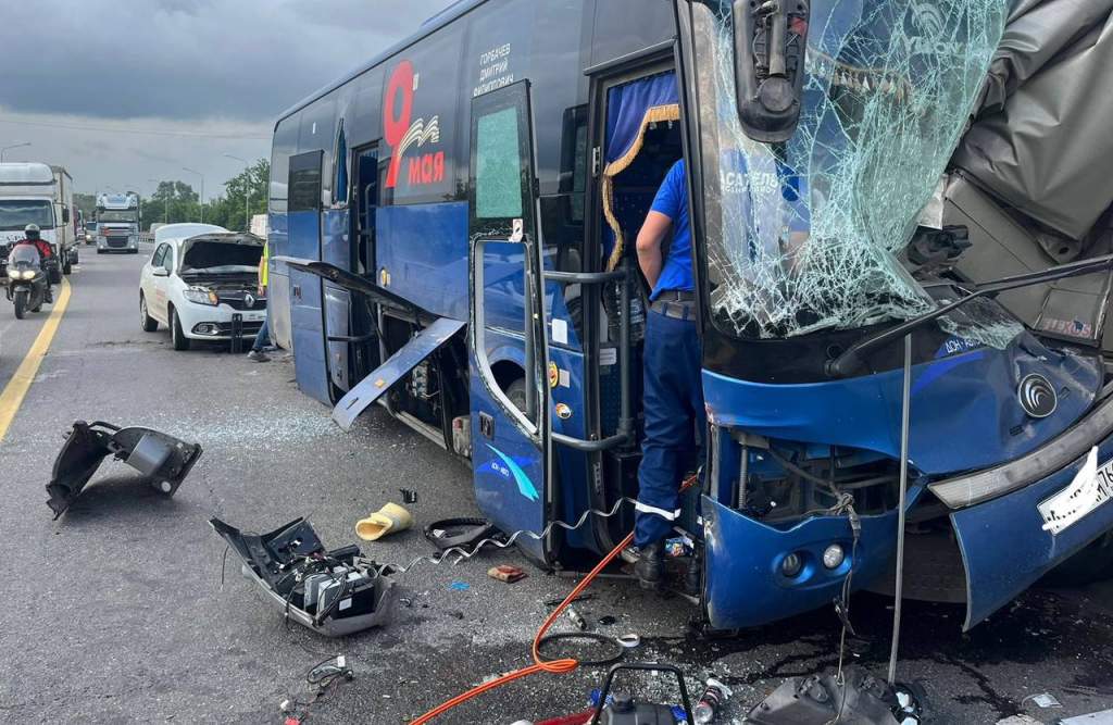 В Ростовской области автобус с 20 пассажирами врезался в грузовик