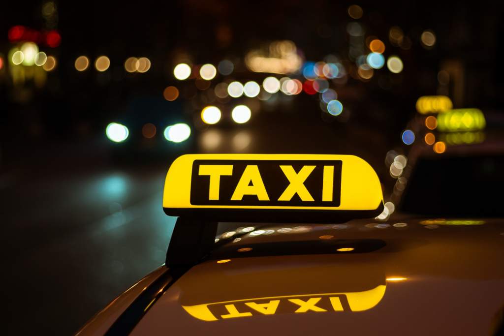 С 1 сентября таксисты в России не смогут работать больше 12 часов