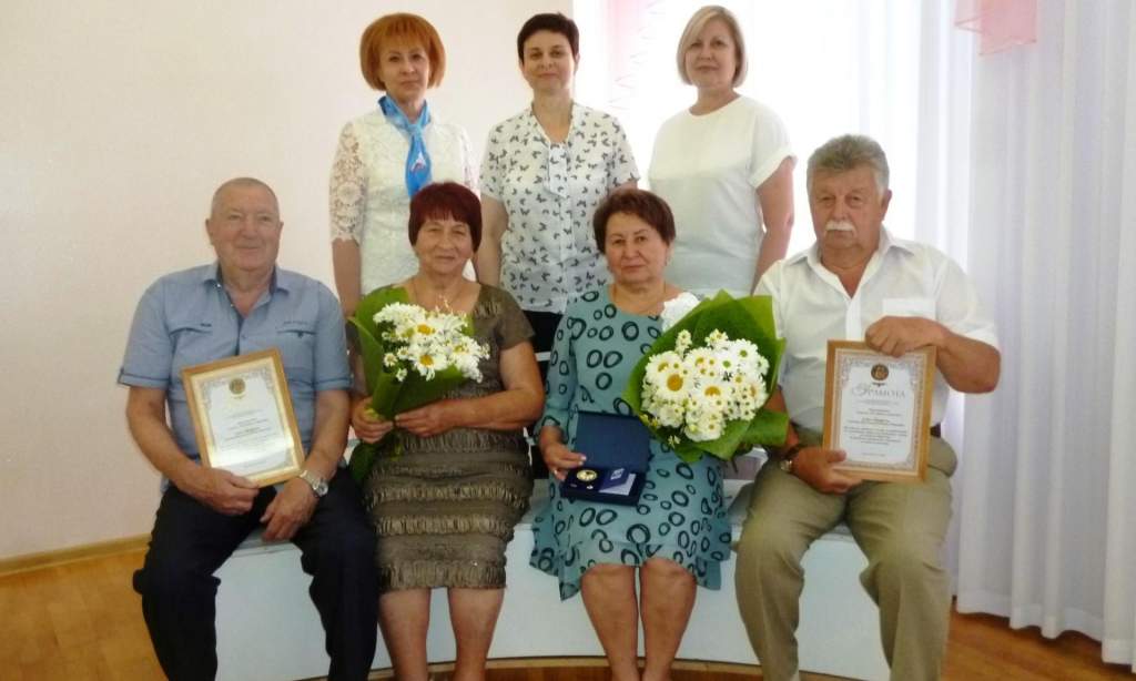 В ЗАГСе Таганрога поздравили юбиляров семейной жизни