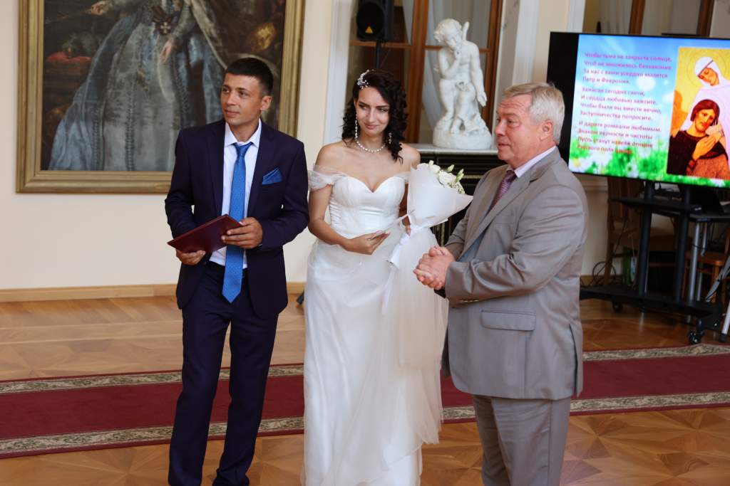 В Таганроге Василий Голубев поздравил супружеские пары и молодоженов