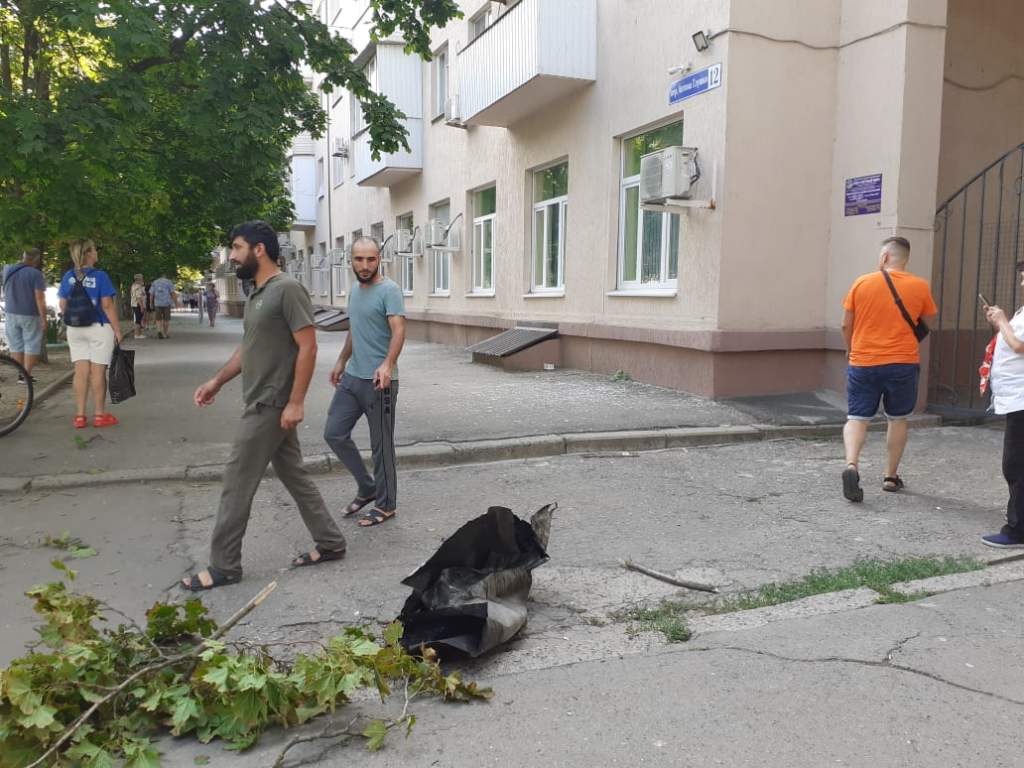 Чехов сад Таганрог взрыв. Ракета в Таганроге сегодня упала. Таганрог фото. Фото разрушений в Таганроге.