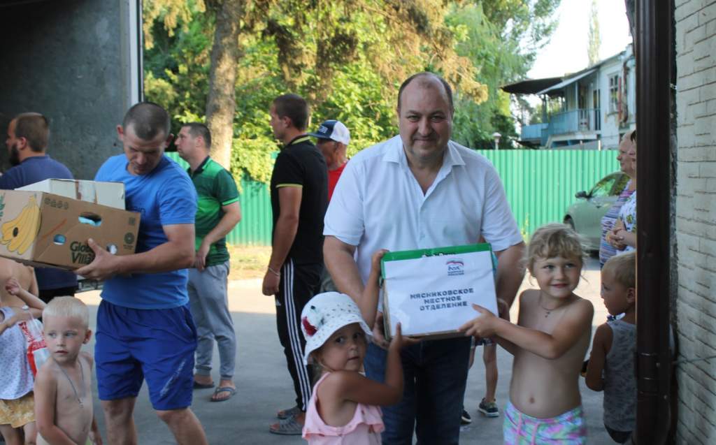 Валерий Завгородний доставил гуманитарную помощь в Неклиновский район