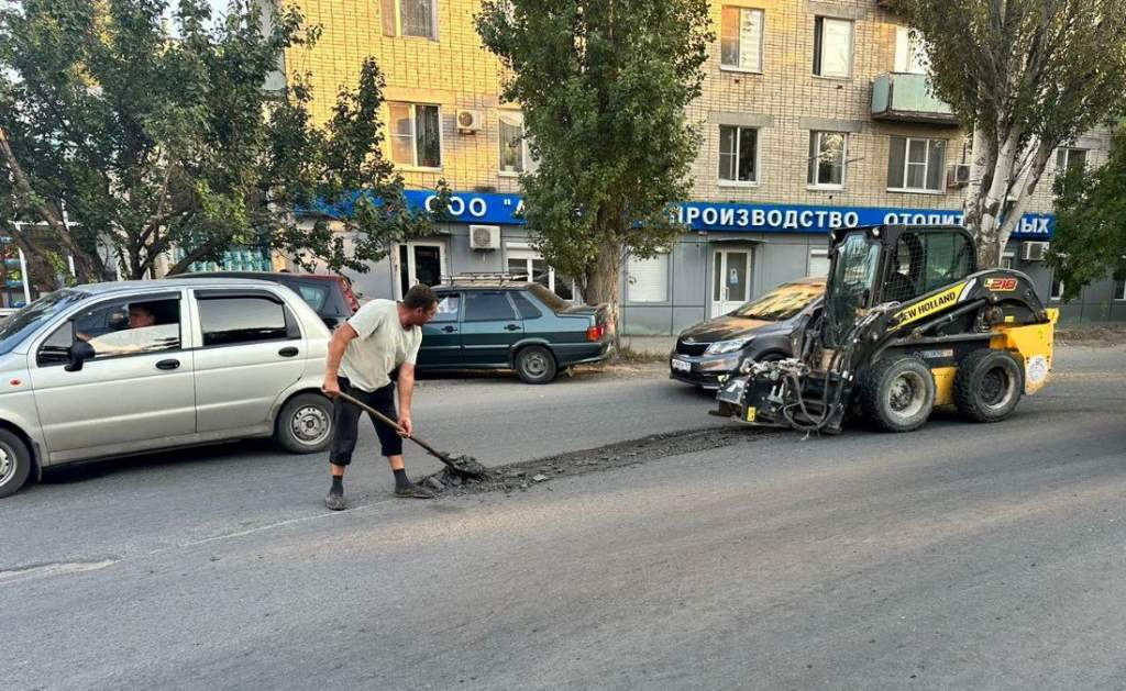 По просьбам жителей в Таганроге залатали ямы на дорогах