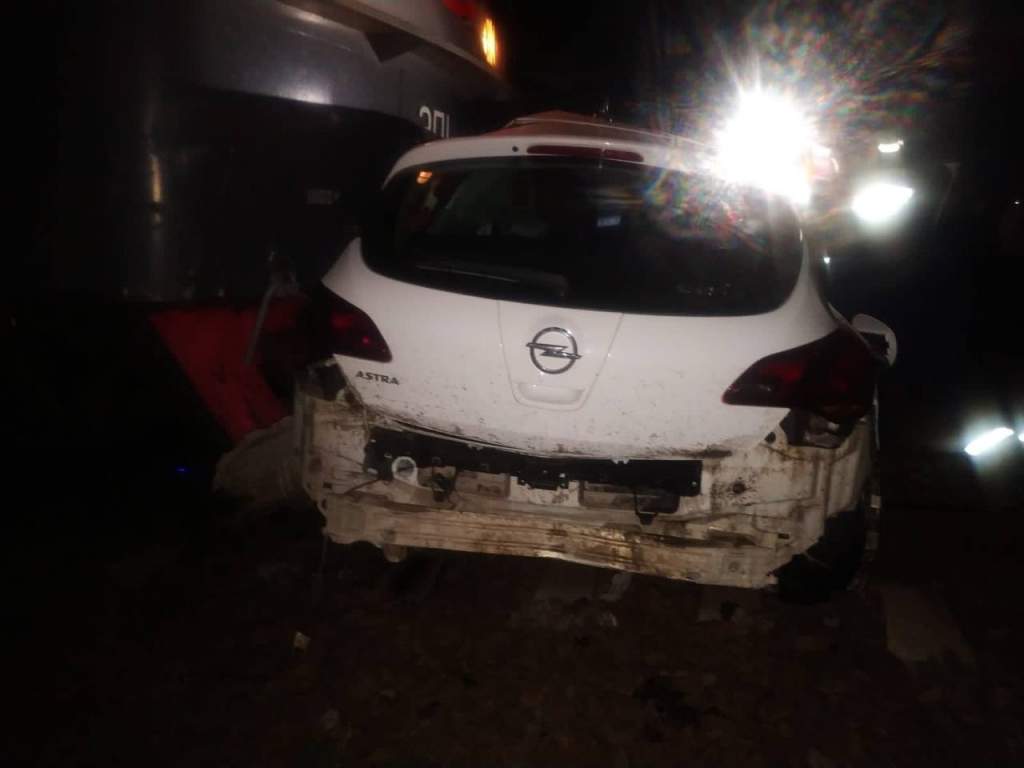 Под Таганрогом легковушка столкнулась с электричкой: водитель погиб