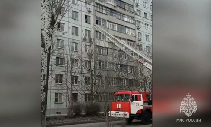 Чуть не выпал. Парень выпал из окна Новочеркасске. Видео из окна квартиры. В Таганроге выпал из окна.