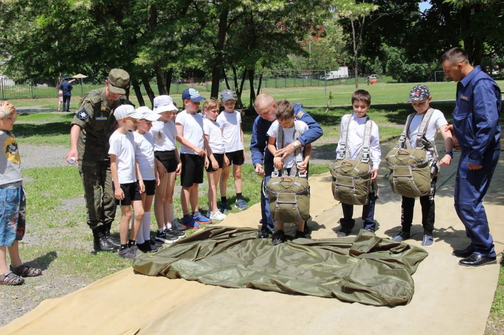 Зарница 3 класс. На военном полигоне в Шарапове школьники играли в «Зарницу».