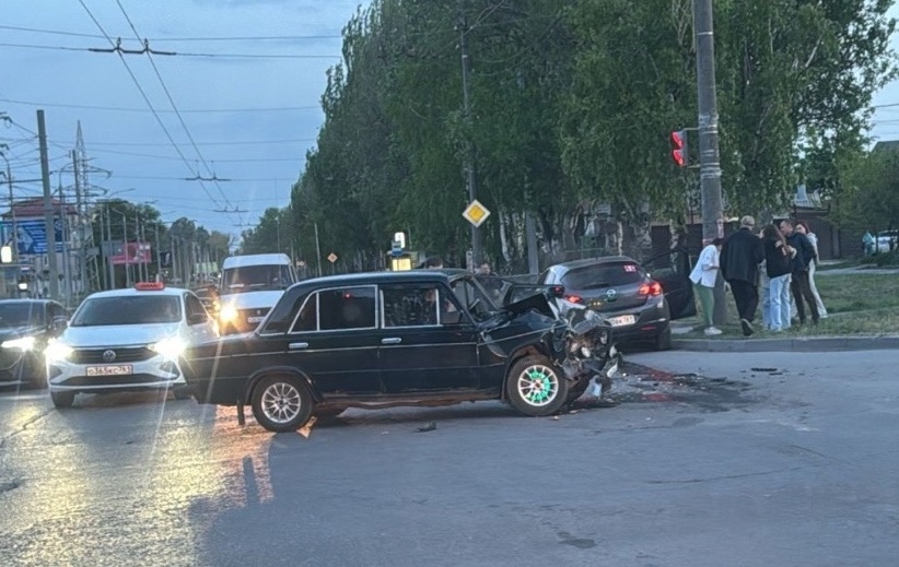 В Таганроге в серьезной аварии пострадал водитель автомобиля «ВАЗ»
