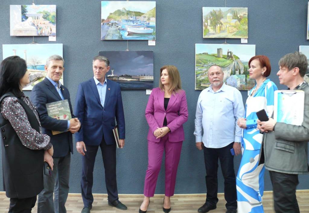 Работы таганрогской художницы представлены на выставке «Севастополь — весна 2024»