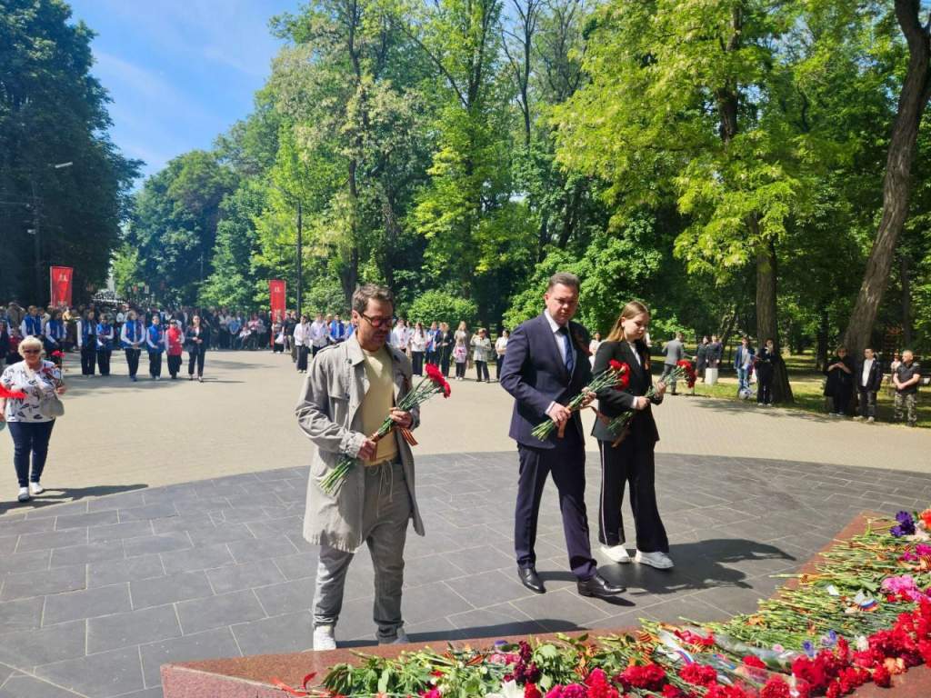 В День Победы жители Таганрога возлагают цветы к памятникам и мемориалам