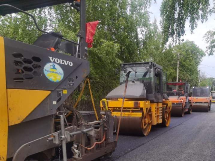 В Таганроге продолжается ремонт дорог по улице Театральной и в 27-м Переулке