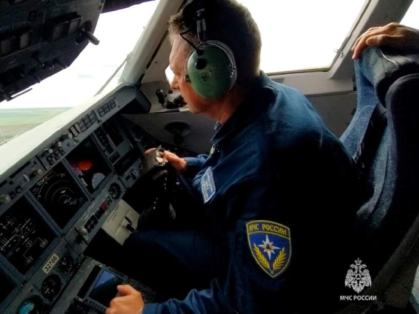 Пилоты МЧС России отработали полеты на таганрогских Бе-200