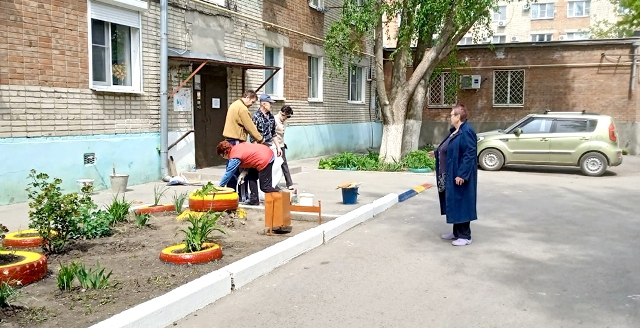 Для себя и окружающих: жители Таганрога благоустроили территорию возле домов на Театральной